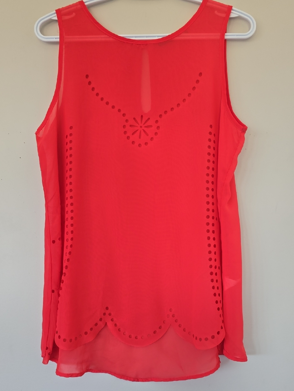 h.i.p. CORAL Sleeveless Scalloped Laser-Cut TANK. SIZE LARGE